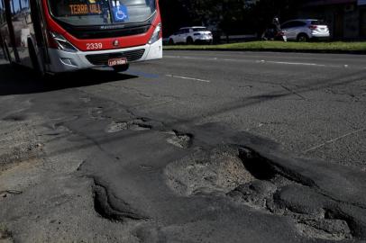 PORTO ALEGRE, RS, BRASIL, 20-06-2019: Buracos e deformação no asfalto em faixa para ônibus na avenida Nonoai, na zona sul.  Motoristas de transporte coletivo e passageiros reclamam da situação das vias. (Foto: Mateus Bruxel / Agência RBS)