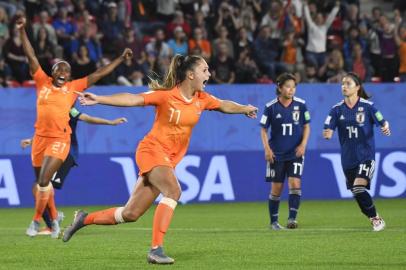  Netherlands forward Lieke Martens celebrates after scoring a goal during the France 2019 Womens World Cup round of sixteen football match between Netherlands and Japan, on June 25, 2019, at the Roazhon Park stadium in Rennes, north western France. (Photo by Damien MEYER / AFP)Editoria: SPOLocal: RennesIndexador: DAMIEN MEYERSecao: soccerFonte: AFPFotógrafo: STF