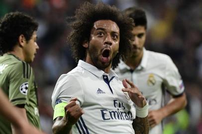 Real Madrid's Brazilian defender Marcelo celebrates after scoring during the UEFA Champions League football match Real Madrid CF vs Legia  Legia Warszawa at the Santiago Bernabeu stadium in Madrid on October 18, 2016. / AFP PHOTO / PIERRE-PHILIPPE MARCOU