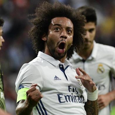 Real Madrids Brazilian defender Marcelo celebrates after scoring during the UEFA Champions League football match Real Madrid CF vs Legia  Legia Warszawa at the Santiago Bernabeu stadium in Madrid on October 18, 2016. / AFP PHOTO / PIERRE-PHILIPPE MARCOU