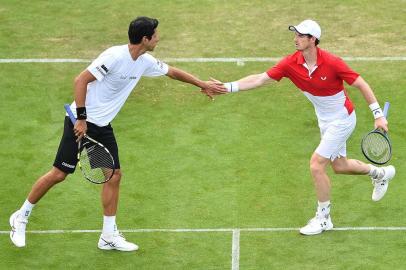  Britains Andy Murray (R) and Brazils Marcelo Melo react against Colombias Juan Sebastian Cabal and Robert Farah during their mens doubles round of 16 match at the ATP Nature valley International tennis tournament in Eastbourne, southern England on June 25, 2019. (Photo by Glyn KIRK / AFP)Editoria: SPOLocal: EastbourneIndexador: GLYN KIRKSecao: tennisFonte: AFPFotógrafo: STR