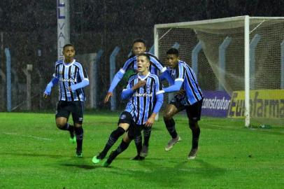  O Grêmio está na semifinal do Brasileirão Sub-17. Na noite desta terça-feira (25), o time gaúcho venceu o Atlético-MG por 2 a 1, de virada, no Estádio do Vale, em Novo Hamburgo, e garantiu vaga entre as quatro melhores equipes do país. Os gols do Tricolor foram marcados por Pedro Lucas e  Matheus. Na foto, o jogador Pedro Lucas comemora o primeiro gol.Indexador: Picasa