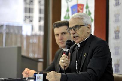  CAXIAS DO SUL, RS, BRASIL, 26/06/2019Da esquerda para direitaPadre Elton Marcelo Bussolotto Aristides - Assessor de Comunicação da Diocese de Caxias do Sul Pároco na Paróquia Sagrada Família, Bispo Dom Alessandro, Leonardo Pereira - vigário geral da Diocese de Caxias (Lucas Amorelli/Agência RBS)