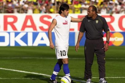 *** Brasil x Paraguai 1- Paulo F. ***(1¼ Tempo)Eliminatórias da Copa do Mundo de 2006,Brasil x Paraguai,estádio beira rio(jogador Gavilán do paraguai e Paulo Paixão(D)da seleção brasileira)