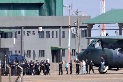  CAMPO GRANDEM, RS, BRASIL, 28-07-2017. Presos da Operação Pulso Firme, que transferiu 27 líderes de facções de presídios gaúchos para fora do Estado, desembarcaram na Base Aérea de Campo Grande e levados em comboio para o Presídio Federal. (VALDENIR REZENDE/CORREIO DO ESTADO)Indexador: Picasa