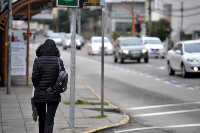  CAXIAS DO SUL, RS, BRASL, 26/06/2019Manhã gelada no centro de Caxias do Sul, termômetros marcavam 8º graus(no momento das fotos) na praça Dante. (Lucas Amorelli/Agência RBS