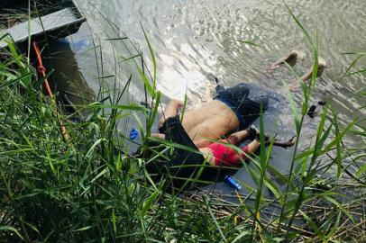 View of the bodies of Salvadoran migrant Oscar Martinez Ramirez and his daughter, who drowned while trying to cross the Rio Grande -on their way to the US- in Matamoros, state of Tamaulipas on June 24, 2019. - Twenty-five-year-old Oscar Martinez Ramirez fled El Salvador with his 21-year-old wife and their daughter and decided to make the risky crossing from Mexico to the US on Sunday afternoon, according to a Mexican court report seen by AFP. Ramirez carried the little girl on his back, stowing her inside his t-shirt to keep her safe as they attempted to cross the river. But the pair were swept away by violent currents, drowning before her mothers eyes, who survived the ordeal and arrived on shore. (Photo by STR / AFP) / The erroneous mention[s] appearing in the metadata of this photo by STR has been modified in AFP systems in the following manner: [state of Tamaulipas] instead of [state of Coahuila]. Please immediately remove the erroneous mention[s] from all your online services and delete it (them) from your servers. If you have been authorized by AFP to distribute it (them) to third parties, please ensure that the same actions are carried out by them. Failure to promptly comply with these instructions will entail liability on your part for any continued or post notification usage. Therefore we thank you very much for all your attention and prompt action. We are sorry for the inconvenience this notification may cause and remain at your disposal for any further information you may require.