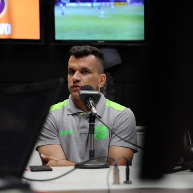  CAXIAS DO SUL, RS, BRASIL (19/03/2019)Show dos Esportes edição Gaúcha Serra com apresentação de Eduardo Costa e Renan Silveira. Convidado lateral-esquerdo do Juventude Eltinho. (Antonio Valiente/Agência RBS)