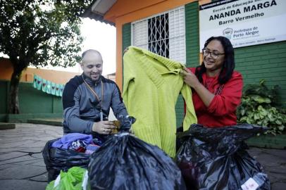 PORTO ALEGRE, RS, BRASIL, 29-05-2019: Roupas e calçados doados para a Campanha do Agasalho 2019 chegam à Escola Infantil Ananda Marga, no bairro Restinga, para serem distribuídas para quem precisa. (Foto: Mateus Bruxel / Agência RBS)