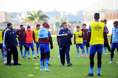 CAXIAS DO SUL, RS, BRASIL, 26/06/2019. Novo técnico do Caxias, Paulo Henrique Marques, comanda o primeiro treino da equipe no estádio suplementar. Paulo Henrique substitui Pingo, demitido na tarde de ontem (25/06). (Porthus Junior/Agência RBS)