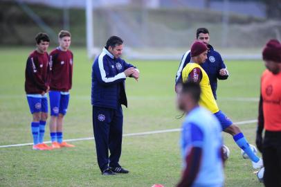 CAXIAS DO SUL, RS, BRASIL, 26/06/2019. Novo técnico do Caxias, Paulo Henrique Marques, comanda o primeiro treino da equipe no estádio suplementar. Paulo Henrique substitui Pingo, demitido na tarde de ontem (25/06). (Porthus Junior/Agência RBS)