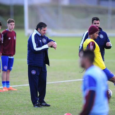 CAXIAS DO SUL, RS, BRASIL, 26/06/2019. Novo técnico do Caxias, Paulo Henrique Marques, comanda o primeiro treino da equipe no estádio suplementar. Paulo Henrique substitui Pingo, demitido na tarde de ontem (25/06). (Porthus Junior/Agência RBS)