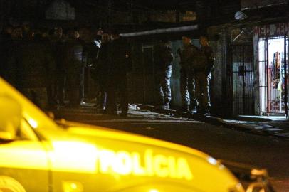 Dois policiais foram mortos em troca de tiros com criminosos na Rua Paulino Azurenha, no bairro Partenon