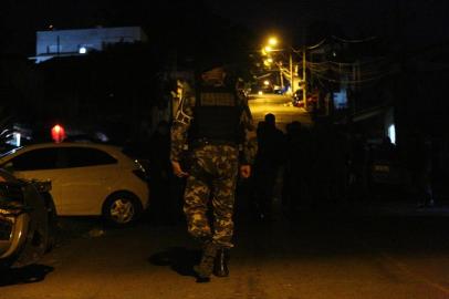 Dois policiais foram mortos em troca de tiros com criminosos na Rua Paulino Azurenha, no bairro Partenon