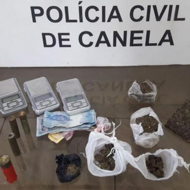 A Polícia Civil divulgou que a apreensão de um adolescente com maconha faz parte de uma investigação sobre um grupo que comanda o tráfico de drogas em Canela a partir do presídio local.