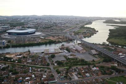  Fotos aéreas da cidade de Porto Alegre. Na foto, vista aérea do Rio Gravataí e ponte estaiada na BR-448, conhecida como Rodovia do Parque.Indexador: Diego Vara