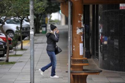 CAXIAS DO SUL, RS, BRASL, 26/06/2019Manhã gelada no centro de Caxias do Sul, termômetros marcavam 5º graus(no momento das fotos) na praça Dante. (Lucas Amorelli/Agência RBS