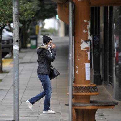 CAXIAS DO SUL, RS, BRASL, 26/06/2019Manhã gelada no centro de Caxias do Sul, termômetros marcavam 5º graus(no momento das fotos) na praça Dante. (Lucas Amorelli/Agência RBS