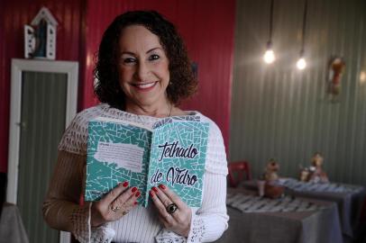  CAXAIS DO SUL, RS, BRASIL (27/06/2019)Jussara Godinho lança o seu novo livro de poesias Telhado de vidro. (Antonio Valiente/Agência RBS)