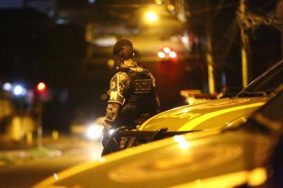  Dois policiais foram mortos em troca de tiros com criminosos na Rua Paulino Azurenha, no bairro Partenon