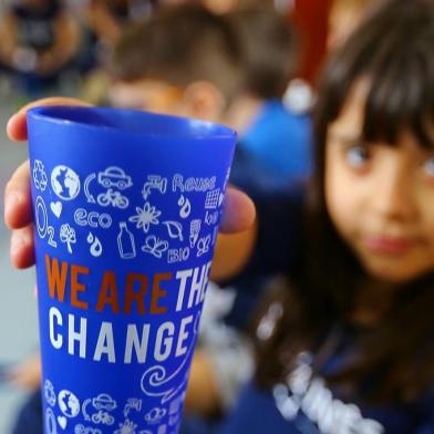  PORTO ALEGRE, RS, BRASIL - 2019.06.14 - No Colégio Santa Inês, de Porto Alegre, ações sustentáveis viram hábitos. Esse movimento ganhou corpo com a campanha ¿We are the change¿, que incentiva a comunidade escolar com o desafio de ¿ser a mudança que você deseja ver no mundo¿. Sustentabilidade, educação integral e promoção da comunicação não-violenta são os três conceitos principais do projeto, que visa a importância da preservação do meio ambiente e a formação de cidadãos conscientes. A iniciativa conquistou o Troféu Bronze no 13º Prêmio de Responsabilidade Social do Sindicato do Ensino Privado do Rio Grande do Sul (SINEPE/RS), na categoria Práticas Ecorresponsáveis. (Foto: ANDRÉ ÁVILA/ Agência RBS)