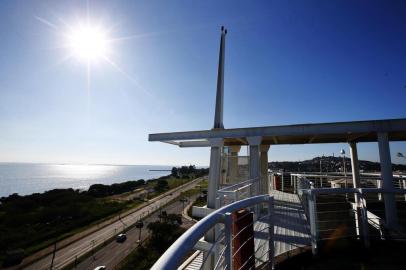  PORTO ALEGRE, RS, BRASIL, 27-06-2019: Fechado desde 2016, mirante do DMAE com vista para o Guaíba segue sem prazo para reabrir. A estrutura, que tem 20 metros de altura, oferece vista privilegiada do pôr do sol (FOTO FÉLIX ZUCCO/AGÊNCIA RBS, Editoria de Porto Alegre).Indexador: Felix Zucco