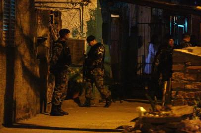  Dois policiais foram mortos em troca de tiros com criminosos na Rua Paulino Azurenha, no bairro Partenon