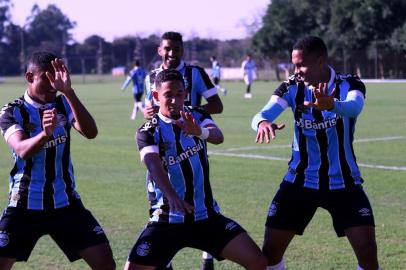  O Grêmio venceu o Ceará por 2 a 0 pela sexta rodada do Brasileirão de Aspirantes. A partida foi disputada no CT Hélio Dourado, em Eldorado do Sul, na tarde desta quinta-feira (27). Jhonata Robert e Da Silva marcaram os gols do jogoIndexador: Picasa