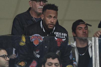  Brazils injured player Neymar is seen on the stands before the start of the Copa America football tournament quarter-final match between Brazil and Paraguay at the Gremio Arena in Porto Alegre, Brazil, on June 27, 2019. (Photo by Juan MABROMATA / AFP)Editoria: SPOLocal: Porto AlegreIndexador: JUAN MABROMATASecao: soccerFonte: AFPFotógrafo: STF