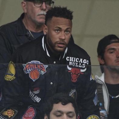  Brazils injured player Neymar is seen on the stands before the start of the Copa America football tournament quarter-final match between Brazil and Paraguay at the Gremio Arena in Porto Alegre, Brazil, on June 27, 2019. (Photo by Juan MABROMATA / AFP)Editoria: SPOLocal: Porto AlegreIndexador: JUAN MABROMATASecao: soccerFonte: AFPFotógrafo: STF