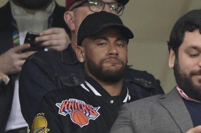  Brazils injured player Neymar is seen on the stands before the start of the Copa America football tournament quarter-final match between Brazil and Paraguay at the Gremio Arena in Porto Alegre, Brazil, on June 27, 2019. (Photo by Juan MABROMATA / AFP)Editoria: SPOLocal: Porto AlegreIndexador: JUAN MABROMATASecao: soccerFonte: AFPFotógrafo: STF