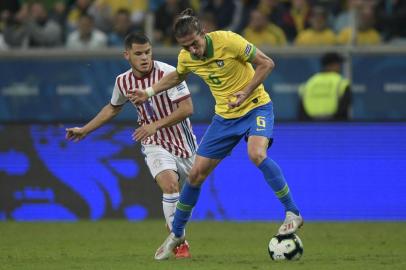  Brazils Filipe Luis (R) is marked by Paraguays Richard Sanchez during their Copa America football tournament quarter-final match at the Gremio Arena in Porto Alegre, Brazil, on June 27, 2019. (Photo by Juan MABROMATA / AFP)Editoria: SPOLocal: Porto AlegreIndexador: JUAN MABROMATASecao: soccerFonte: AFPFotógrafo: STF