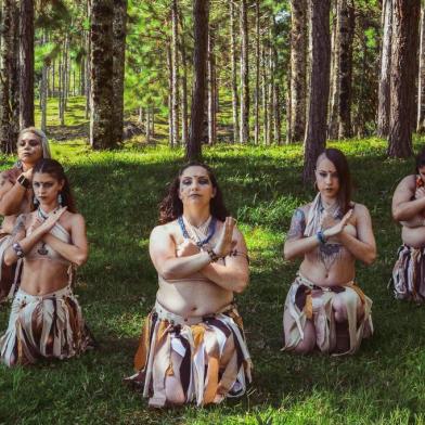 Grupo Tribal Caravan participa do espetáculo Forqueta em Dança, em Caxias do Sul