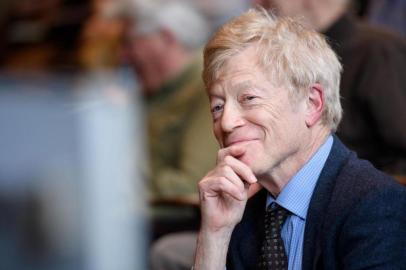 Intelectual que analisa as grandes correntes do pensamento ocidental, Roger Scruton é autor de obras sobre filosofia, política e estética. Professor na Inglaterra e nos Estados Unidos, Scruton é um dos expoentes do pensamento conservador contemporâneo e grande polemista