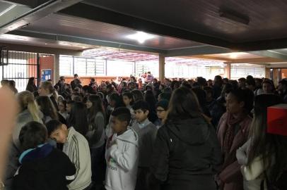 Alunos da Escola Estadual Francisco Antônio Caldas Júnior homenageiam o PM Rodrigo da Silva Seixas, 33 anos, morto por traficantes na Vila Maria da Conceição