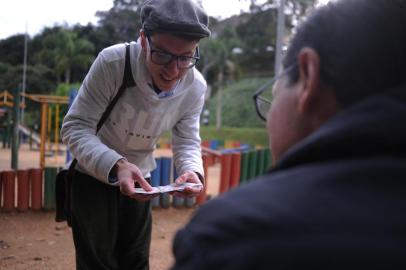  CAXIAS DO SUL, RS, BRASIL, 26/06/2019 - Aos 24 anos, o caxiense Ricardo Elias espalha sua mágica pelos parques de Caxias do Sul. Pioneiro da chamada street magic na cidade, ele conta sobre a sua arte e demonstra alguns truques. (Marcelo Casagrande/Agência RBS)