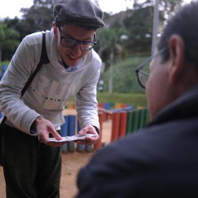  CAXIAS DO SUL, RS, BRASIL, 26/06/2019 - Aos 24 anos, o caxiense Ricardo Elias espalha sua mágica pelos parques de Caxias do Sul. Pioneiro da chamada street magic na cidade, ele conta sobre a sua arte e demonstra alguns truques. (Marcelo Casagrande/Agência RBS)