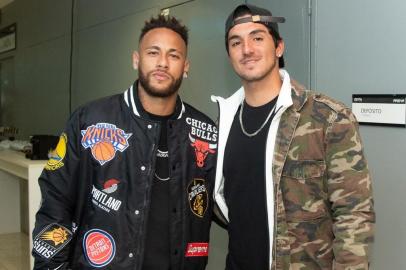  Neymar marca presença na Arena do Grêmio para assistir seus companheiros da Seleção Brasileira contra o Paraguai pelas quartas de final da Conmebol Copa América Brasil 2019. Ao lado do amigo Gabriel Medina, o jogador encontrou seu colega Casemiro, suspenso da partida de hoje. Alejandro Dominguez, presidente da Conmebol, e Rogério Caboclo, presidente da CBF e CEO do Comitê Organizador Local, também estiverem presentes na Arena.Indexador: Paulo Mumia