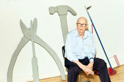 ARCHIVE-SHEETS-ART-LSPR-062519Claes Oldenburg, widely recognized as the father of pop art, at his studio in New York on May 30, 2019, with his sculptures âBig Balancing Tools (Screwdriver, Pliers, Hammer),â from 1985, and âStudy of Cross Section of a Toothbrush With Paste in a Cup,â from 1980. Oldenburgâs vast archive was recently acquired by the Getty Research Institute in Los Angeles, along with the papers of Coosje van Bruggen, the artistâs second wife and his collaborator from 1976 until her death in 2009. (Kate Owen/The New York Times)Editoria: ELocal: NEW YORKIndexador: KATE OWENFonte: NYTNSFotógrafo: STR