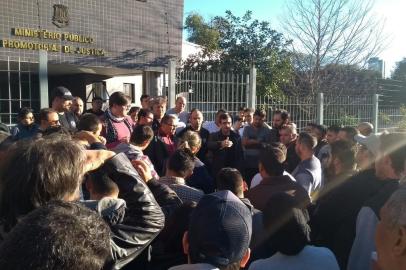 Motoristas por aplicativo protestam contra fim do prazo para regularização em Caxias do Sul. Na foto, em frente ao Ministério Público