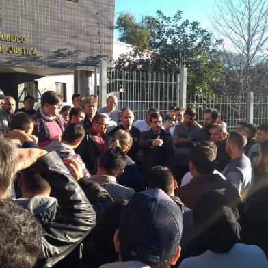 Motoristas por aplicativo protestam contra fim do prazo para regularização em Caxias do Sul. Na foto, em frente ao Ministério Público