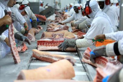  SANTA ROSA, RS, BRASIL - Alibem é uma empresa brasileira do ramo alimentício, fundada no ano de 2000 no Rio Grande do Sul. Atua no segmento de proteína animal, tendo como base duas marcas: a ALIBEM, produtora de carne suína e a AGRA, produtora de carne bovina. Fotos feitas na unidade de Santa Rosa, onde são abatidos 3.100 porcos ao dia.Indexador: Jefferson Botega