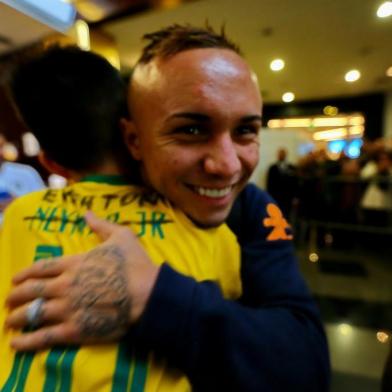  PORTO ALEGRE, RS, BRASIL, 28/06/2019- Everton entrega camiseta para fã. (FOTOGRAFO: JÚLIO CORDEIRO / AGENCIA RBS)Indexador: Andre Avila