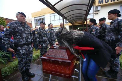  CAÇAPAVA DO SUL, RS, BRASIL, 28/06/2019-  Retirada do corpo do soldado Rodrigo da Silva Seixas, na câmara de vereadores de Caçapava do Sul.(FOTOGRAFO: ANDRÉ ÁVILA / AGENCIA RBS)