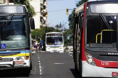  PORTO ALEGRE, RS, BRASIL, 29-04-2019: Circulação de ônibus na região central. Prazo para renovação da frota do transporte coletivo prorrogado. (Foto: Mateus Bruxel / Agência RBS)