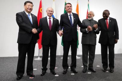  (From left) Chinese President Xi Jinping, Russian President Vladimir Putin, Brazilian President Jair Bolsonaro, Indias Prime Minister Narendra Modi and South African President Cyril Ramaphosa shake hands as they pose during a BRICS summit meeting at the G20 summit in Osaka on June 28, 2019. (Photo by Mikhail KLIMENTYEV / AFP)Editoria: POLLocal: OsakaIndexador: MIKHAIL KLIMENTYEVSecao: diplomacyFonte: AFPFotógrafo: STR