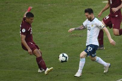  Venezuelas Ronald Hernandez (L) marks Argentinas Lionel Messi during their Copa America football tournament quarter-final match at Maracana Stadium in Rio de Janeiro, Brazil, on June 28, 2019. (Photo by Mauro PIMENTEL / AFP)Editoria: SPOLocal: Rio de JaneiroIndexador: MAURO PIMENTELSecao: soccerFonte: AFPFotógrafo: STF