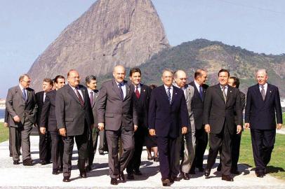 Passeio dos chefes de estado em pontos turísticos do Rio de Janeiro no encontro da União Européia e o MercosulJefes de estado de Union Europea y America Latina caminan tras haber posado para la foto oficial de la Cumbre Mercosur y Union Europea, 28 de Junio de 1999, delante de la colina del Pan de Azucar en Rio de Janeiro, Brasil. De (I a D) 1ero y 2do no identificados, El presidente chileno Eduardo Frei, el Primer ministro belga Jean-Luc Dehaene, El Primer ministro italiano Massimo D Alema, el presidente paraguayo Luis Gonzalez Macchi, el canciller austriaco Viktor Klima, el presidente brasilero Fernando Hernrique Cardoso, el presidente uruguayo Julio Maria Sanguinetti, el presidente frances Jacques Chirac, el canciller aleman Gerhard Schroeder y El presidente del FMI Michel Camdessus  (ELECTRONIC IMAGE) George GOBET Fonte: AFP Fotógrafo: GEORGE GOBET