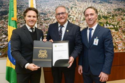 Prefeito de Caxias do Su, Daniel Guerra, novo diretor-presidente da Codeca, Maurício Rizzotto, e chefe de Gabinete, Chico Guerra. 