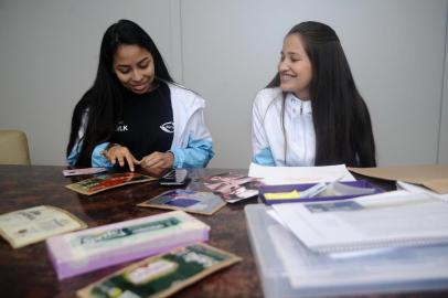  CAXIAS DO SUL, RS, BRASIL (25/06/2019)Estudantes de Caxias produzem latinhas em braile. Na foto, Yngrid Lorena, 17 anos e Mônica Silva, 17 anos. (Antonio Valiente/Agência RBS)